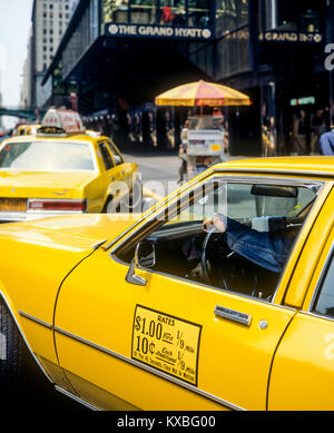 New York 1980s, taux de kilométrage du taxi jaune imprimé sur la porte, l'hôtel Grand Hyatt, East 42nd Street, Manhattan, New York City, NY, NYC, ETATS-UNIS, Banque D'Images