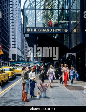 New York 1980s, vendeur de fleurs discutant avec un homme, des gens, l'hôtel Grand Hyatt, East 42nd Street, Manhattan, New York City, NY, NYC, ETATS-UNIS, Banque D'Images