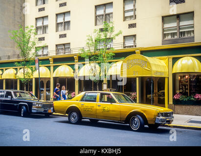 New York 1980s, taxi jaune garée, le rendez-vous café restaurant bistrot, couple, Manhattan, New York City, NY, NYC, ETATS-UNIS, Banque D'Images