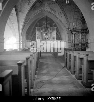Une photographie de l’église Sankt Laurentius à Skivarp, en Suède, montrant l’architecture historique du bâtiment et son importance religieuse. Banque D'Images