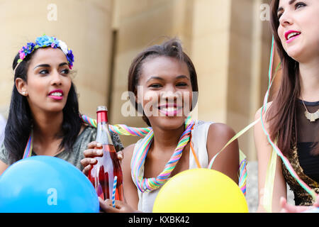 Quatre jeunes femmes sur hen night party boire Banque D'Images