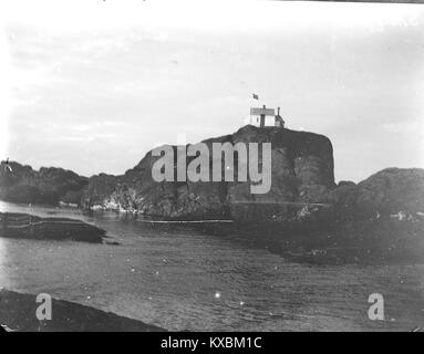 Cette image représente Skudenes, une zone côtière sur l'île de Karmøy dans le comté de Rogaland, en Norvège. Connue pour son patrimoine maritime, Skudenes présente une architecture norvégienne traditionnelle et une communauté basée sur la pêche Banque D'Images
