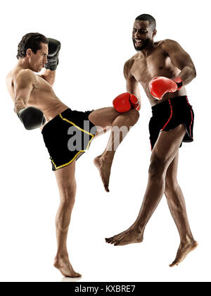 Deux caucasian Muay Thai kickboxing boxe thaï kickboxer hommes isolé sur fond blanc Banque D'Images