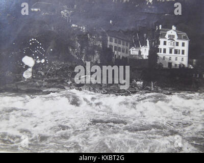 Une photographie de 1910 de Karl F. Lang montrant les courants du Rhin à Laufenburg, capturant le mouvement dynamique de l'eau et le paysage environnant à la frontière germano-suisse. Banque D'Images