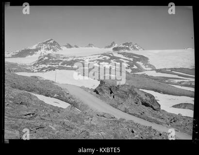 Vue paysage de la chaîne de montagnes Smørstabbtindene en Norvège, montrant des pics abrupts et un environnement alpin élevé. Banque D'Images