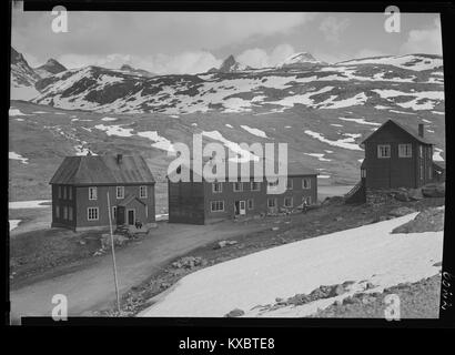 Une photographie numérique de la chaîne de montagnes Smørstabbtindene à Jotunheimen, Norvège. L'image met en valeur le paysage alpin accidenté avec des sommets enneigés et des formations rocheuses abruptes typiques de la région. Banque D'Images