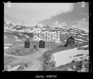 Une photographie capturant la chaîne de montagnes Smørstabbtindene en Norvège. L’image met en valeur les sommets saisissants, les glaciers et le paysage naturel de la région, populaires auprès des grimpeurs et des passionnés de nature. Banque D'Images