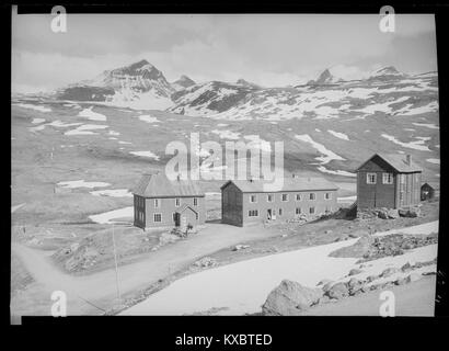 Cette image capture Smørstabbtindene, une chaîne de montagnes située dans le parc national norvégien de Jotunheimen. La photographie met en valeur le magnifique paysage alpin et la beauté naturelle de la région. Banque D'Images