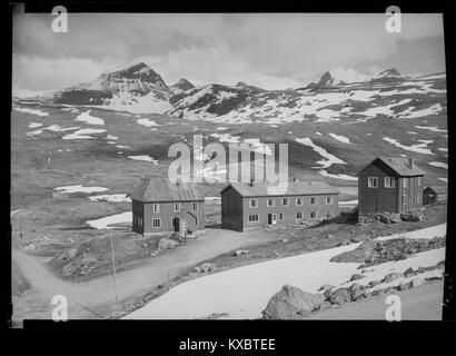 Photographie de la chaîne de montagnes de Smørstabbtindene en Norvège, présentant des pics abrupts, des glaciers et un relief alpin, représentant des paysages naturels norvégiens et des formations géologiques. Banque D'Images