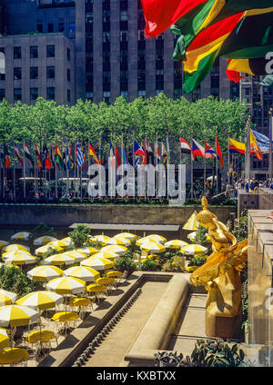 New York 1980s, Rockefeller Center Plaza, Rink café terrasse, statue d'or Prométhée, drapeaux, Manhattan, New York City, NY, NYC, Etats-Unis, Banque D'Images