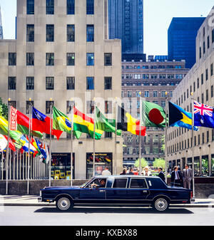 New York 1980s, Rockefeller Center Plaza, limousine garée, drapeaux de tous les pays, Manhattan, New York City, NY, NYC, ÉTATS-UNIS, Banque D'Images