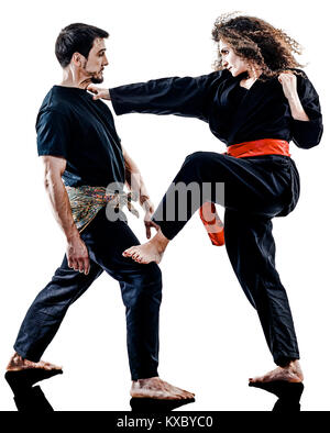 Un caucasian woman practicing arts martiaux Pencak Silat dans studio isolé sur fond blanc Banque D'Images