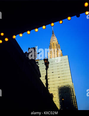 New York 1980s, auvent d'entrée du Grand Central terminal, hôtel Grand Hyatt, haut du bâtiment Chrysler, Manhattan, New York City, NY, NYC, ÉTATS-UNIS, Banque D'Images