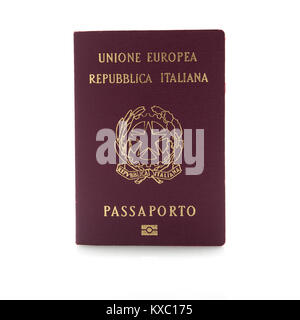 Passeport italien rouge isolé sur fond blanc Banque D'Images