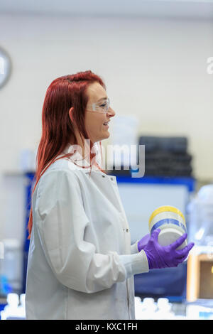 Lab chemist holding flacon de réactif Banque D'Images