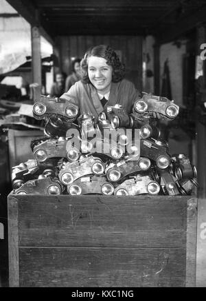 Femme travaillant des jouets d'emballage à Tri-ang Toy 'Tiger' réservoirs d'escalade à Lines Brothers Ltd Tri-ang travaille à Merton, Londres 1936 Banque D'Images