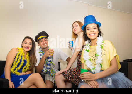 Multi Ethnic groupe d'amis font Carnaval partie. L'euphorie au Brésil. Ils portent des costumes. Revelers are smiling et à l'avant. Banque D'Images