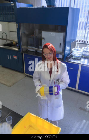 Chimiste de laboratoire tenant une bouteille de mélange Banque D'Images