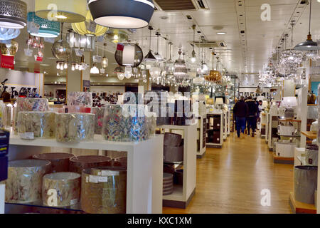 À l'intérieur du grand magasin John Lewis, département de l'éclairage Banque D'Images