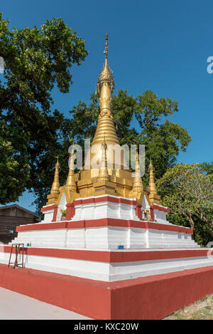 Stupa doré, Mandalay, l'État de Rakhine, Birmanie (Myanmar) Banque D'Images