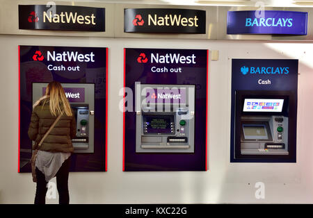 Femme à la banque ATM cash machine Banque D'Images