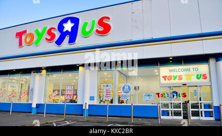 Magasin de jouet ToysRUs,Moitié prix vente signe sur UK, magasin, Bristol Cribbs Causeway Banque D'Images