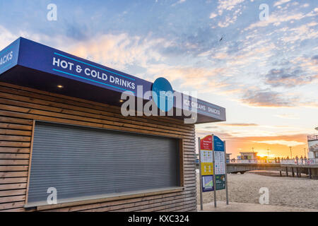 Fermé des glaces et des boissons à la plage de Bournemouth, promenade lors d'un coucher de soleil spectaculaire en janvier 2018, Bournemouth, Dorset, England, UK Banque D'Images