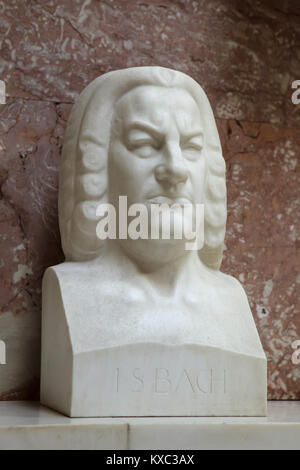 Compositeur et musicien allemand Johann Sebastian Bach. Buste en marbre par le sculpteur allemand Fritz Behn (1916) sur l'affichage dans le hall de gloire dans le mémorial Walhalla près de Ratisbonne en Bavière, Allemagne. Banque D'Images