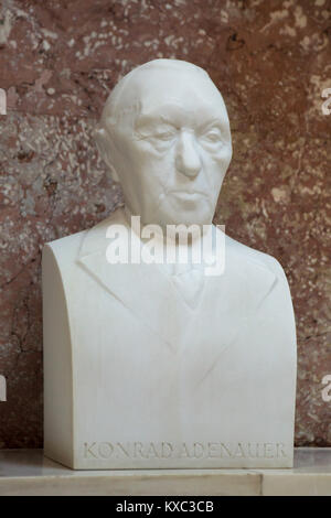 Homme d'État allemand Konrad Adenauer. Buste en marbre par le sculpteur allemand Gerhard Weiland (1999) sur l'affichage dans le hall de gloire dans le mémorial Walhalla près de Ratisbonne en Bavière, Allemagne. Banque D'Images