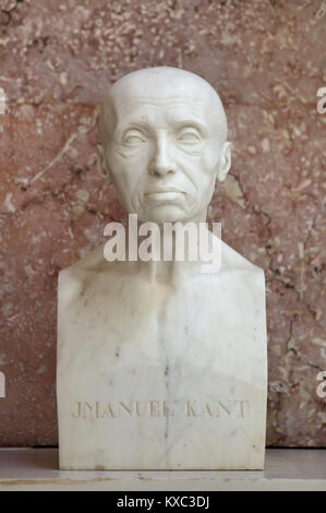 Le philosophe allemand Emmanuel Kant. Buste en marbre par le sculpteur allemand Johann Gottfried Schadow (1808) sur l'affichage dans le hall de gloire dans le mémorial Walhalla près de Ratisbonne en Bavière, Allemagne. Banque D'Images