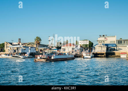 Petite voiture traversée en ferry pour l'Île de Balboa à Newport Beach Banque D'Images