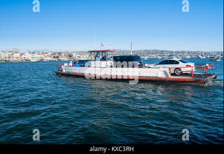 Petite voiture traversée en ferry pour l'Île de Balboa à Newport Beach Banque D'Images