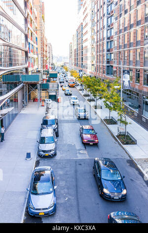 La ville de New York, USA - 27 octobre 2017 : Vue aérienne de Chelsea, quartier moderne d'immeubles à appartements et voitures en circulation sur rue en bas à New York, Banque D'Images