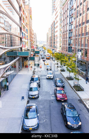 La ville de New York, USA - 27 octobre 2017 : Vue aérienne de Chelsea, quartier moderne d'immeubles à appartements et voitures en circulation sur rue en bas à New York, Banque D'Images