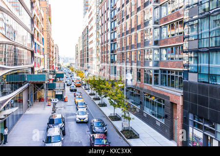 La ville de New York, USA - 27 octobre 2017 : Vue aérienne de Chelsea, quartier moderne d'immeubles à appartements et voitures en circulation sur rue en bas à New York, Banque D'Images