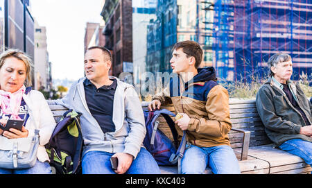 La ville de New York, USA - 27 octobre 2017 : Highline, ligne haute, jardin urbain à New York avec la famille de gens de voyage des touristes, assis sur un banc en Che Banque D'Images