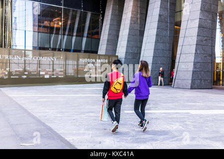 La ville de New York, USA - 27 octobre 2017 : NYC édifice moderne en verre entrée avec Young Asian Woman walking in Chelsea West Side par Hudson Yards, corpor Banque D'Images