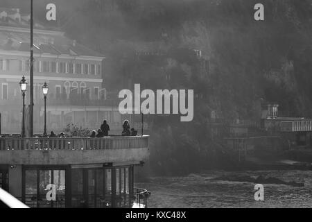 Camogli, Italie - Les gens profiter du soleil sur la promenade Banque D'Images