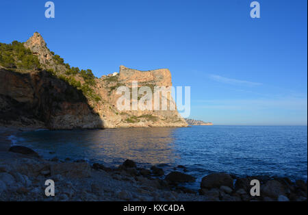 Début de soirée vue de la pointe du Cala Moraig plage baignée de soleil. Benitachell, Alicante Province, Espagne Banque D'Images