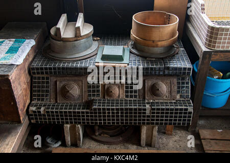 Un vieux rétro cuisinière dans la cuisine dans une maison de campagne. Un vieux rétro cuisinière dans la cuisine dans une maison de campagne. Banque D'Images