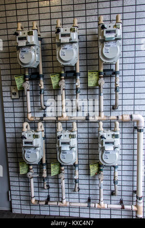 Japon, Tokyo, 28 juin 2017, Groupe de compteurs de gaz accrocher au mur à l'entrée de l'appartement chambre. Ligne de gaz naturel avec de l'immeuble. Banque D'Images