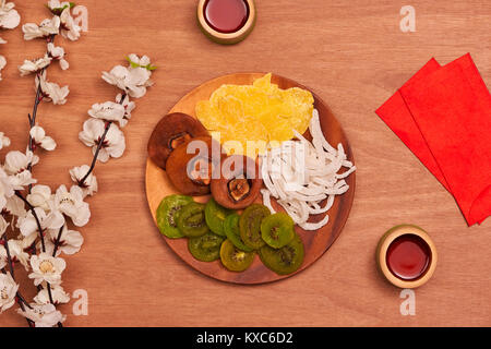 Pour l'alimentation vietnamienne Vietnam Têt, nouvel an lunaire également d'Asie, les fruits colorés comme kiwi, damson jam confiture de noix de coco, ou mis en place sur blanc pla Banque D'Images