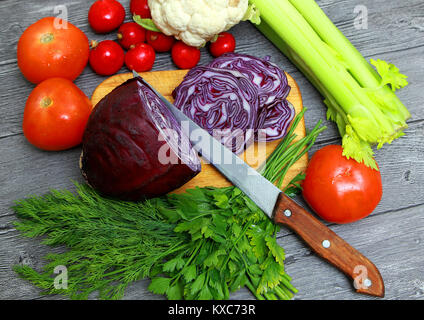 Tomates, radis, céleri, chou vert, allongé sur la planche à découper Banque D'Images