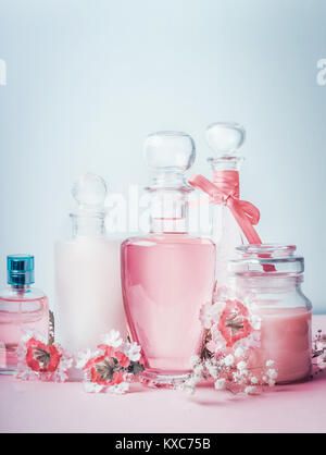 Parfums et cosmétiques parfums fugaces de couleur pastel . Composition de bouteilles avec des fleurs , vue de face. Beauté, parfum floral et concept de soins de la peau Banque D'Images