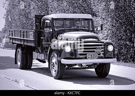 KOSKI TL, FINLANDE - le 26 juillet 2014 : Classique Volvo N84 année 1966 camions sur la route, photo convertie en noir et blanc. Banque D'Images