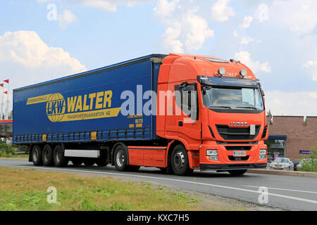 LEMPAALA, FINLANDE - 7 août 2014 : Nouveau camion Iveco Stralis Semi Hi-Way sur la route. Le nouveau véhicule lourd Iveco a l'Euro VI les moteurs avec patente Banque D'Images