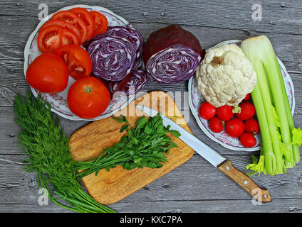 Les légumes pour la salade est posé sur une table en bois Banque D'Images