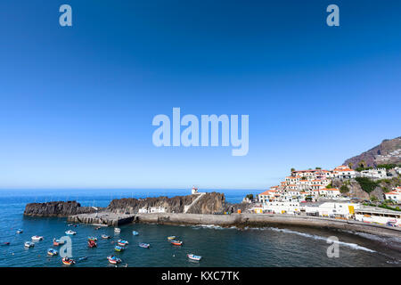 Bateaux près d'un quai à Camara de Lobos, Madère, Portugal. Banque D'Images