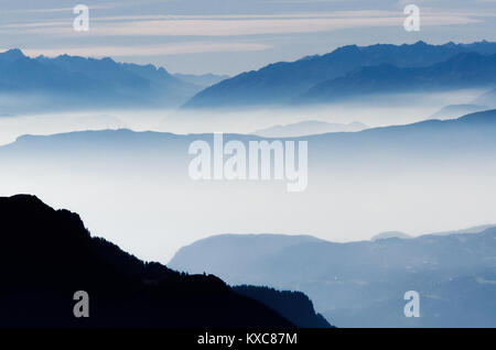 Montagnes et collines en ligne de Seceda, Alpes, Italie. Vue de dessus Banque D'Images