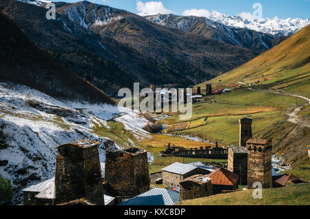 Svan Towers à Ushguli et Inguri en automne. L'un des plus hauts villages habités en Europe. Caucase, Upper Svaneti, Georgia. UNESCO World Heri Banque D'Images